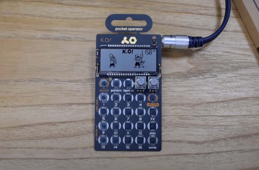 Fotografía de un Pocket Operator OP··-K.O! funcionando, que muestra pixel art en la pantalla